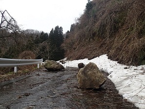 道を塞ぐ岩と雪